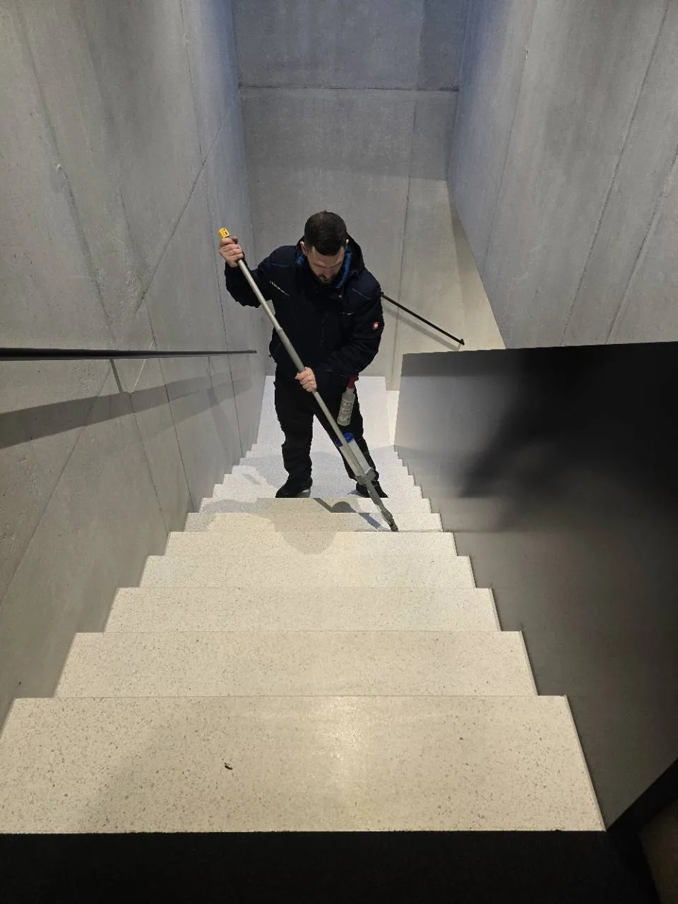 Reinigung eines Treppenhauses mit einem Bodenwischgerät