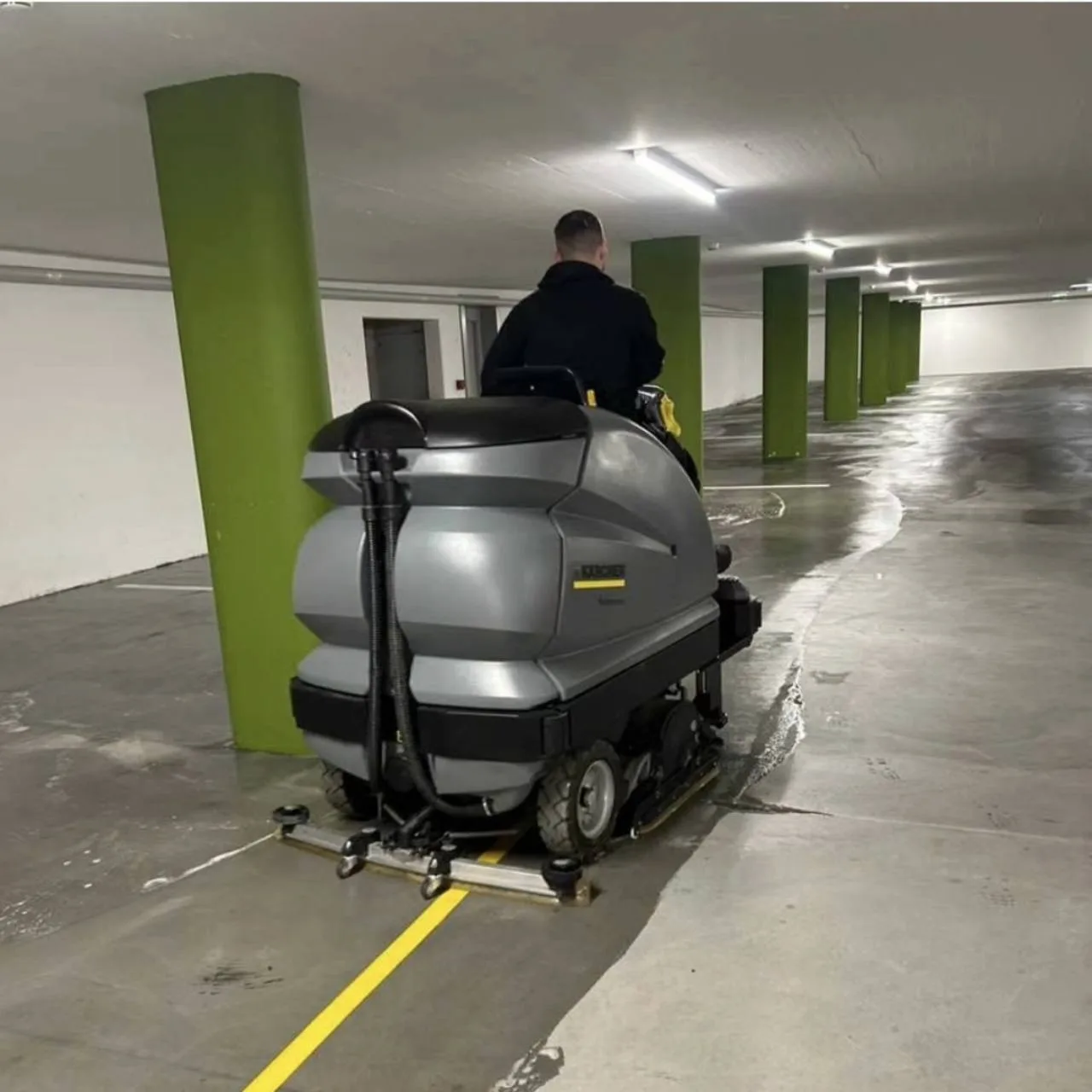 Maschinelle Bodenreinigung in einer Tiefgarage